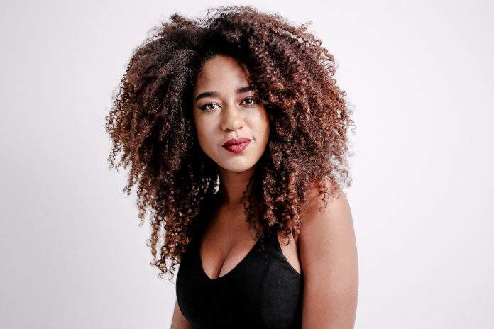 Cheveux frisés